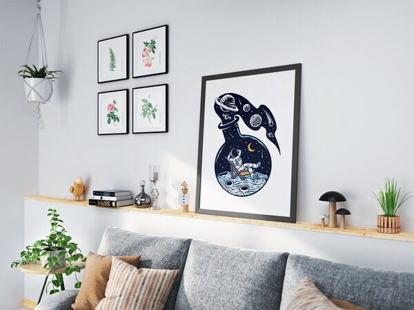 Bir astronotun, gezegenler ve yıldızlarla çevrili bir şişenin içinde, ayda bir şezlongda uzanırken gösterildiği illüstrasyon.
