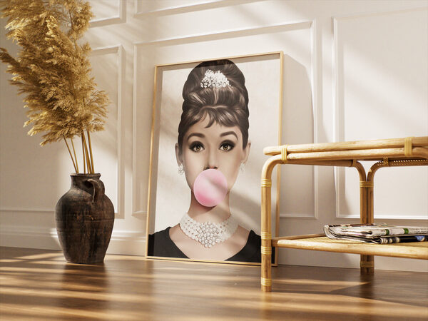 Audrey Hepburn'e benzeyen, yüksek topuzlu, ışıltılı saç aksesuarı, inci küpeler, inci kolye ve pembe sakız çiğneyen bir kadının stilize edilmiş portresi.