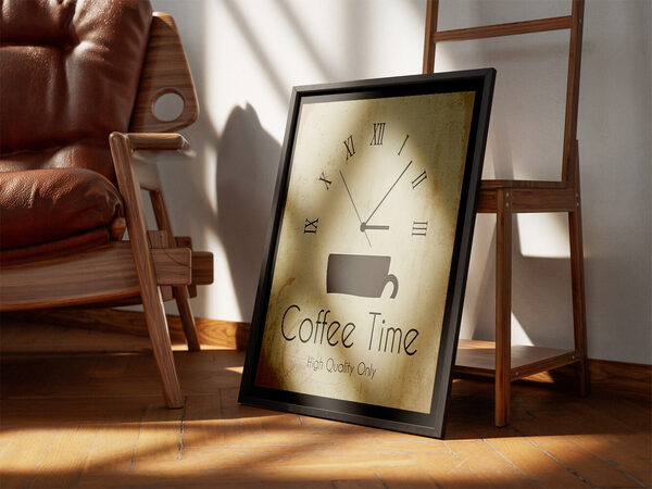 Eski tarzda tasarlanmış, Roma rakamlı bir saat, siyah bir kahve fincanı silueti ve eskitilmiş bej bir arka plan üzerinde 'Coffee Time' yazısı bulunan grafik sanat eseri.