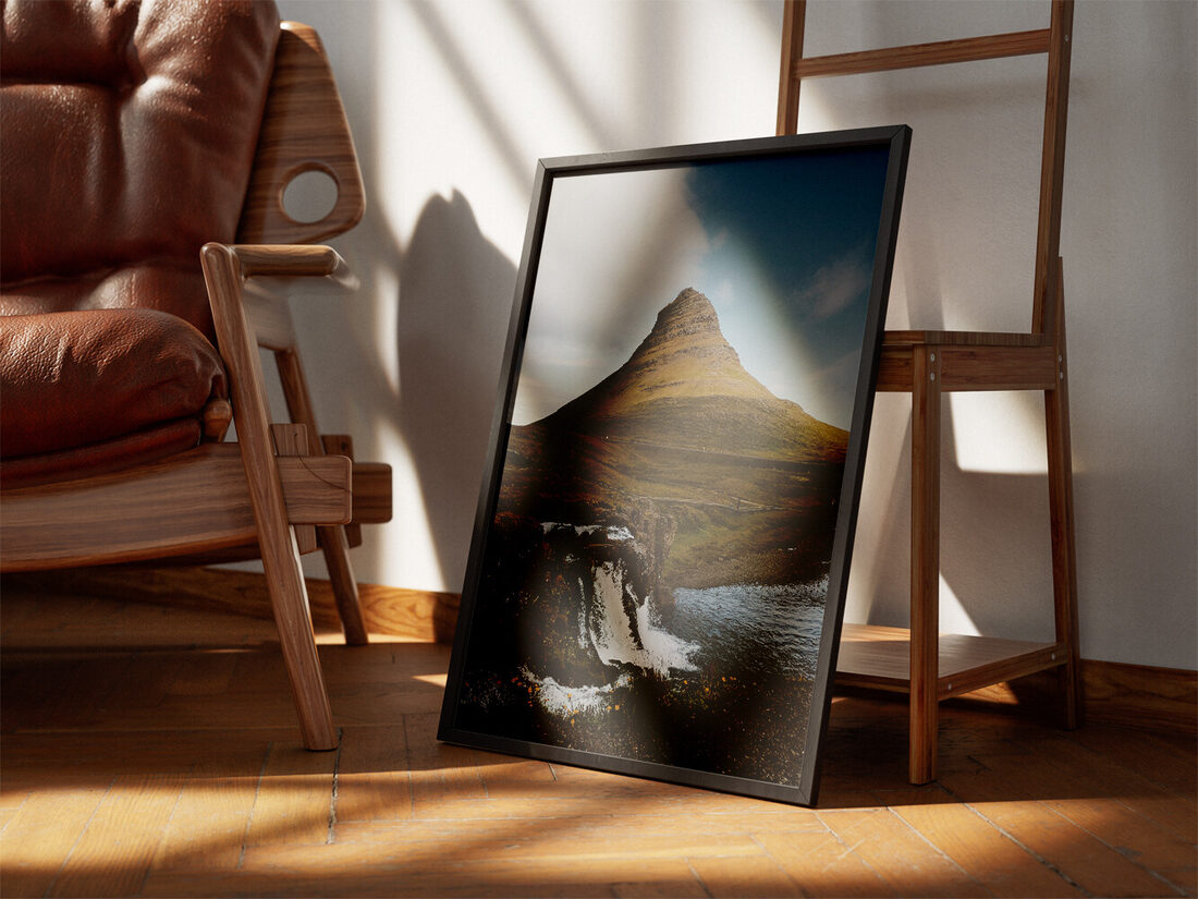 İzlanda'daki Kirkjufell dağı ve Kirkjufellsfoss şelalesinin, nehir ve çimenli tepelerle birlikte doğal bir manzara fotoğrafı.